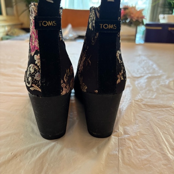 Toms Kelsey ankle boots Black graphic floral rounded toe wedge SZ 8 NWOT - Picture 9 of 14